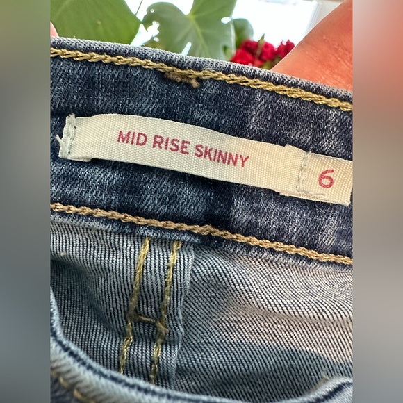 Levi’s Mid Rise Skinny Jeans - Picture 7 of 11